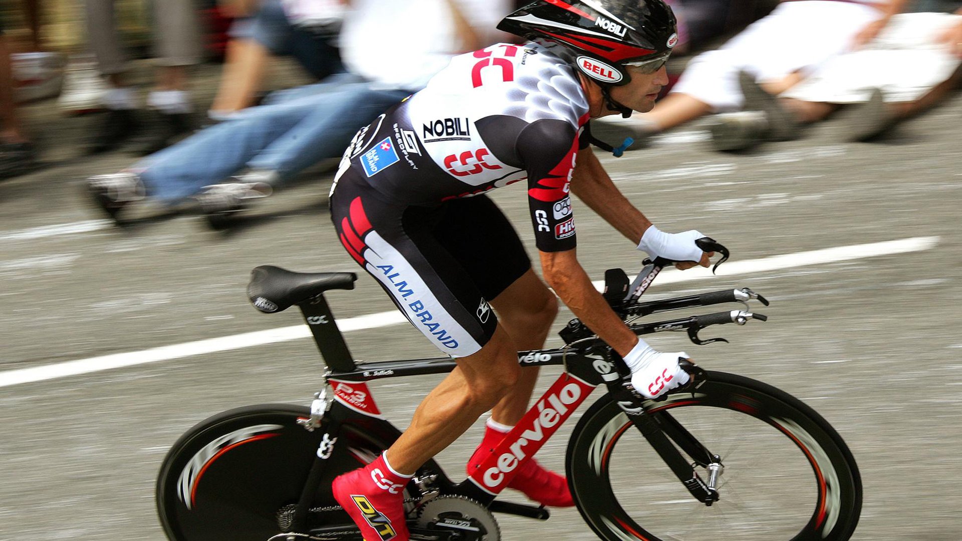 “詹姆斯30+10，火热话题引发网友热议”，詹姆斯03到10战绩