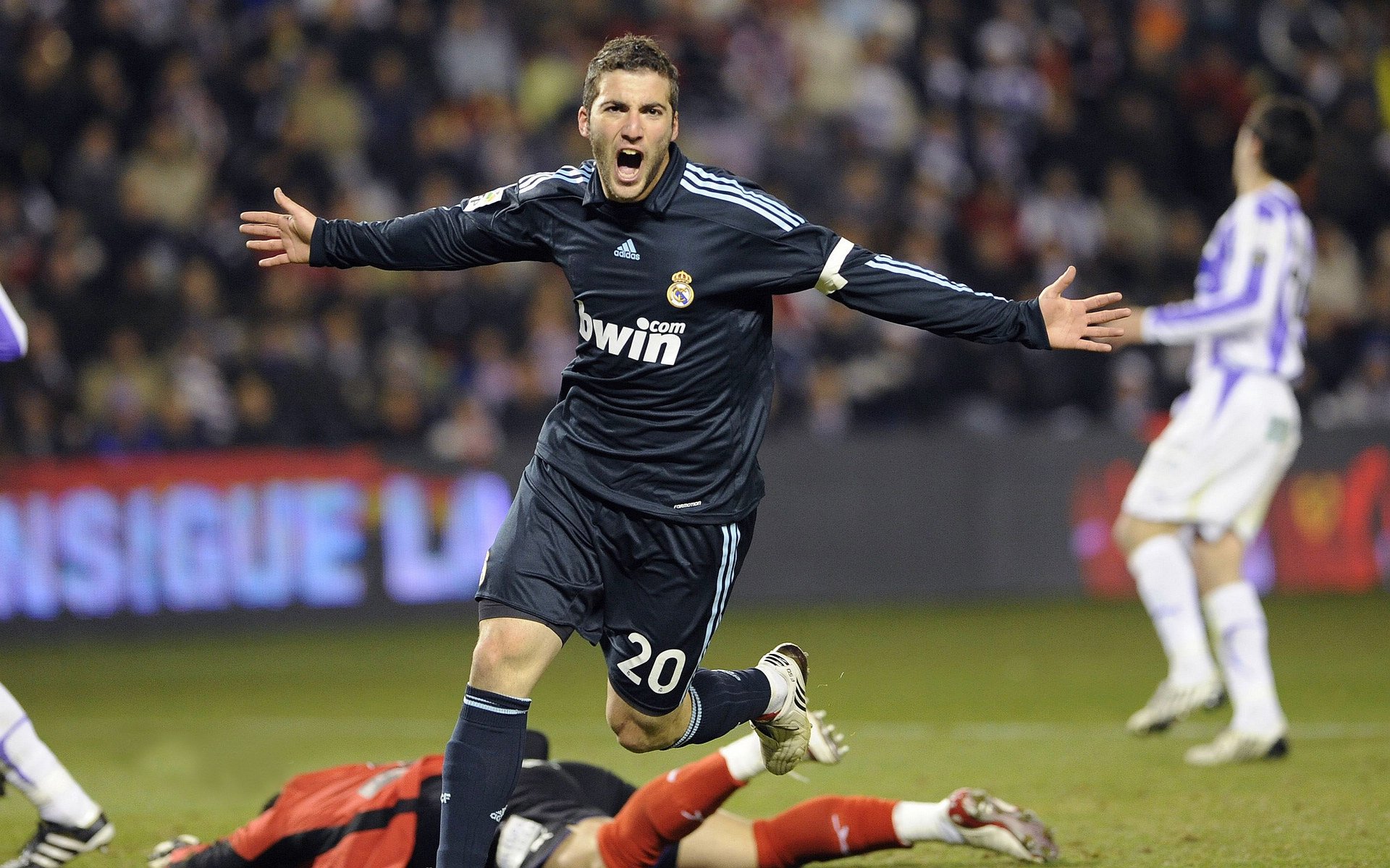 世界杯中国队晋级 球员拼搏精神鼓舞人心，世界杯足球中国队员